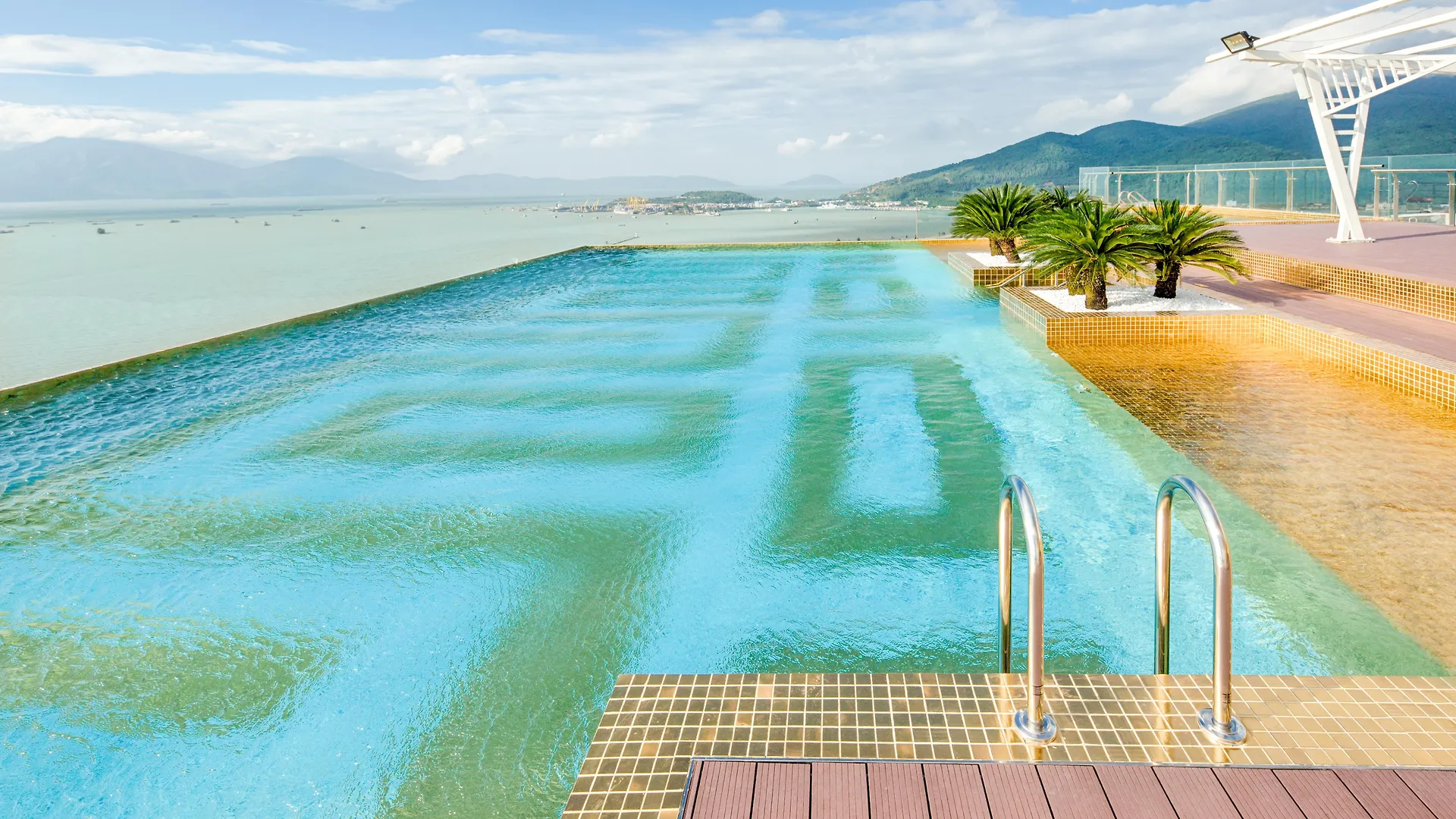 Wyndham Danang Golden Bay Hotel